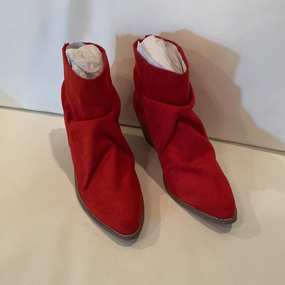 NIB (7) NOT RATED red faux suede pointed booties zip slouchy 3” stack heel pixie - Picture 4 of 13